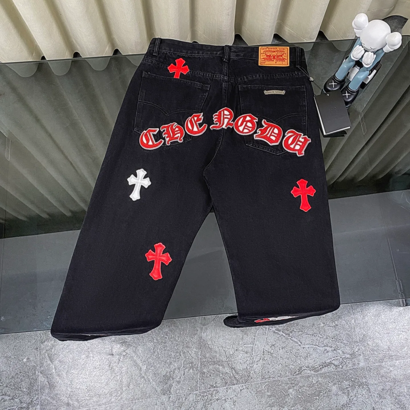 🅿️280 Chrome Heart Classic black with red laser cross patchwork leather jeans. The pants are made of top-notch heavy-duty washing technology, and every detail shows ingenuity. The calfskin is laser-cut to make a delicate cross, which is both a tactile and visual enjoyment. Paired with aged silver hardware, it is retro, high-end and full of texture. The straight-cut upper body turns into "chopstick legs" in an instant, easily modifying the shape of the legs. It can be controlled by any body shape and has a full sense of luxury.  This is a carefully crafted high-end version, the quality far exceeds that of street currency, and the details can stand the scrutiny of a magnifying glass. Although the price is close to the people, the quality is completely in line with the big brands, and it is easy to follow the trend.  Classic black, low-key and versatile. Pair it with simple T-shirts and personalized shirts to easily create a fashionable look. Whether you are going out daily or attending events, you can be the center of attention.  Color: black Size: S M L XL 28 30 32 34